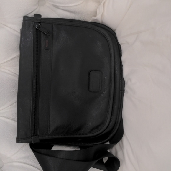 Tumi Crossbody Leather bag - Picture 7 of 7